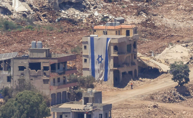 דגל ישראל על הריסות מבנה בדרום לבנון דגל ישראל על הריסות מבנה בדרום לבנון
