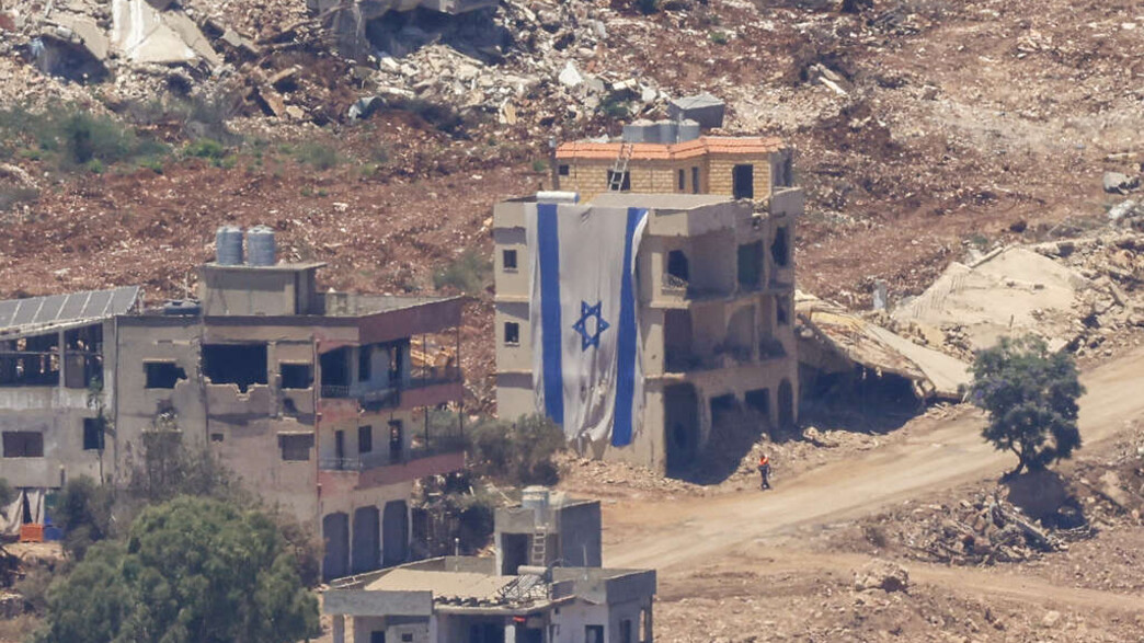 דגל ישראל על הריסות מבנה בדרום לבנון דגל ישראל על הריסות מבנה בדרום לבנון