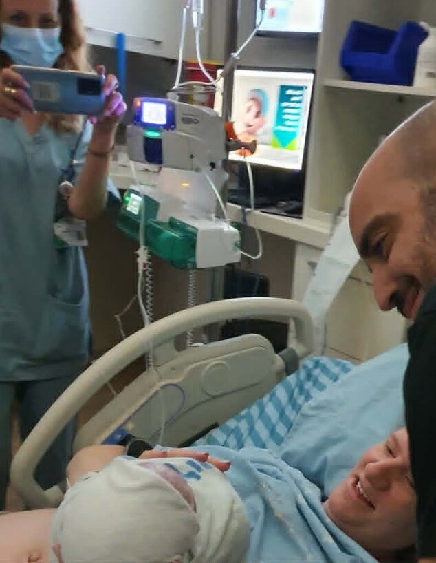 ד"ר ברעם ז"ל מצלמת את המשפחה המאושרת ד"ר ברעם ז"ל מצלמת את המשפחה המאושרת