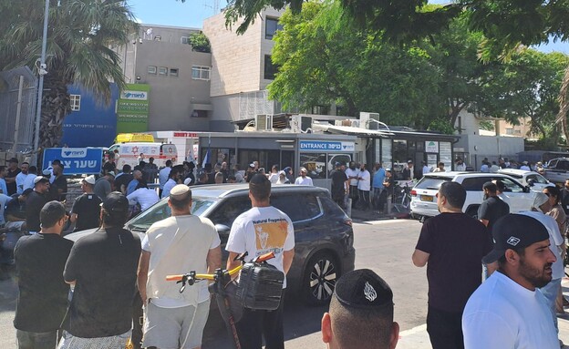 המונים חוסמים את הכניסה לבית החולים לניאדו בנתניה