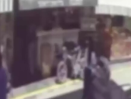 קטטה פרצה בשוק מחנה יהודה בעקבות סכסוך בין עובדים. בן 24 נעצר בחשד (וידאו AVI: חדשות)