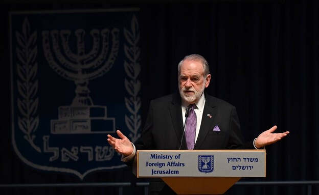 גדעון סער ומייק האקבי