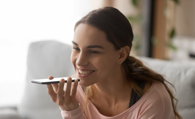 אישה מקליטה בטלפון (צילום: fizkes, shutterstock)