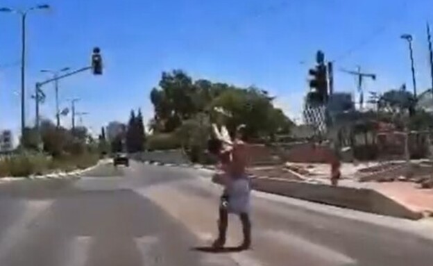 תיעוד: חוטף ילדה בת 11 בפתח תקווה תיעוד: חוטף ילדה בת 11 בפתח תקווה