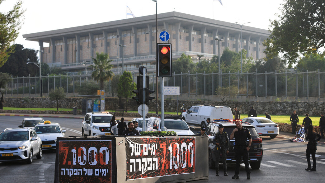 ארון הקבורה שהציבו המוחים מול הכנסת ארון הקבורה שהציבו המוחים מול הכנסת