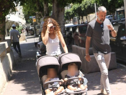 גנבה את ההצגה: כך נתפסה שירלי בוגנים עם בעלה והילדים