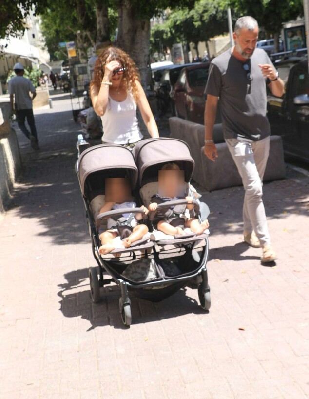 שירלי בוגנים ובעלה לירן סרוק והילדים פפרצי יולי 2026 שירלי בוגנים ובעלה לירן סרוק והילדים פפרצי יולי 2026