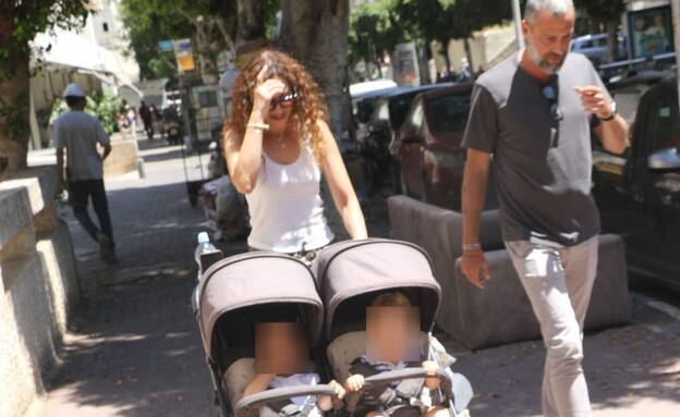 שירלי בוגנים ובעלה לירן סרוק והילדים פפרצי יולי 2026 (צילום: פול סגל)