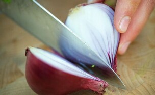 בצל סגול חתוך לחצי (צילום: knape, Istock)