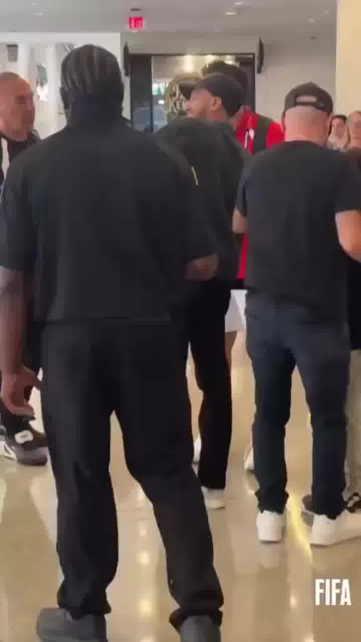 טרזגה, החלוץ של מצרים, עצר בשביל מעריצים בשדה התעופה, והשוטרים האמריקאים התחרפנו