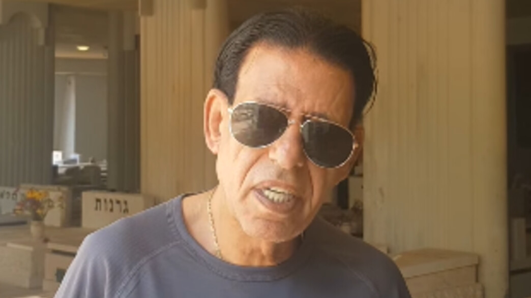 שימי תבורי ליד הקבר של קארין