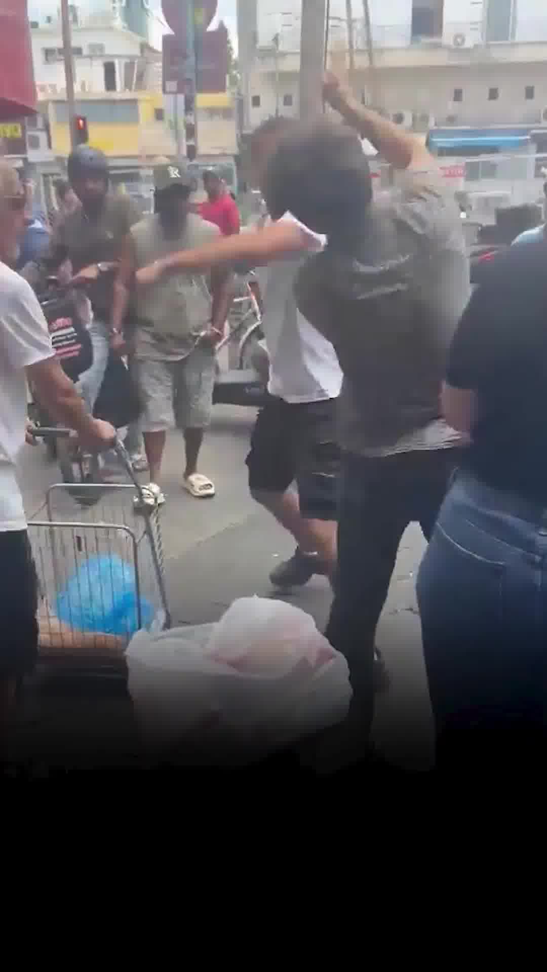 פעילי מפלגת הדמוקרטים הותקפו באלימות בשוק התקווה