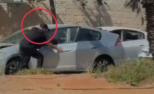 רוכב קורקינט תקף נהג באלעד (צילום: ללא)
