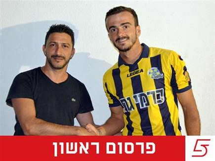 ריבאיי בעת החתימה בקרית גת כשחקן (הפייסבוק של קריית גת) ריבאיי בעת החתימה בקרית גת כשחקן (הפייסבוק של קריית גת)