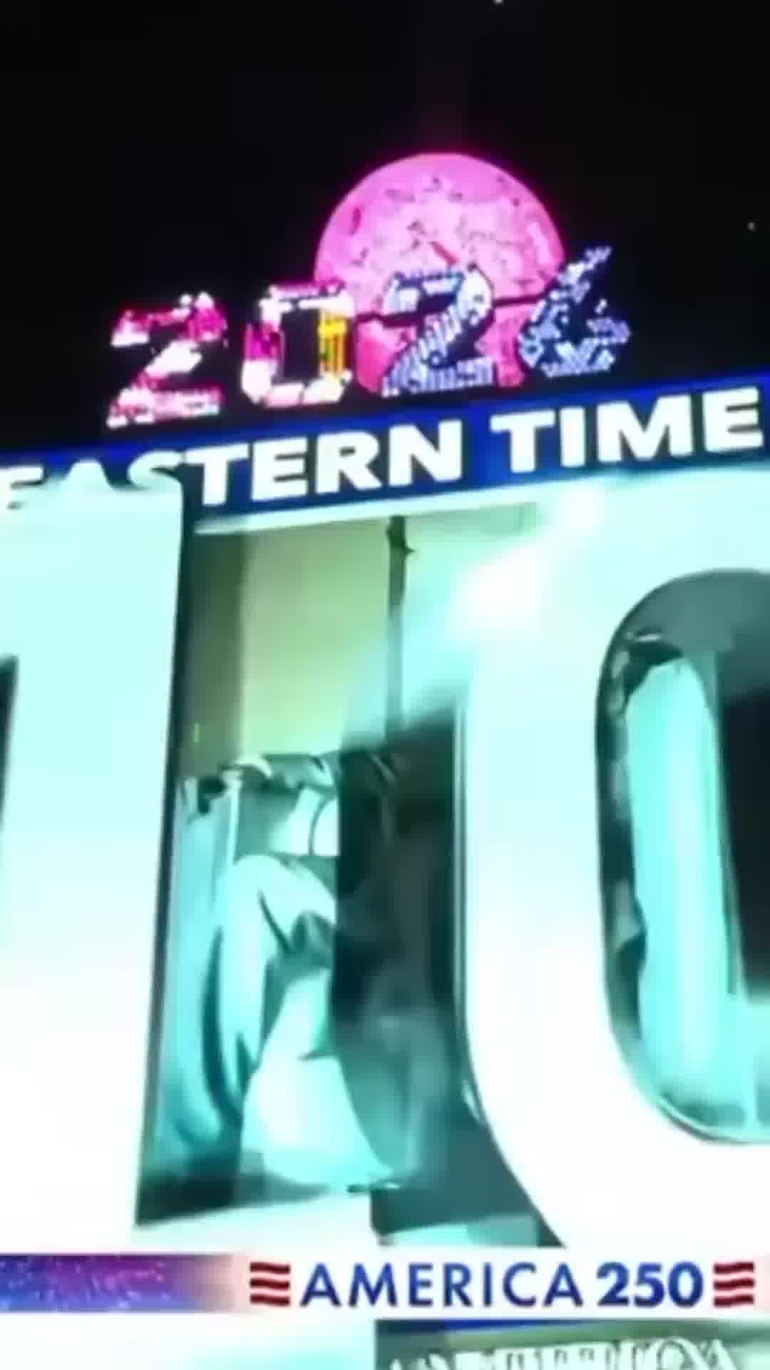 הכדור האייקוני של טיימס סקוור יורד באמצע הקיץ בפעם הראשונה אי פעם, לציון יום ההולדת ה-250 של ארה״ב