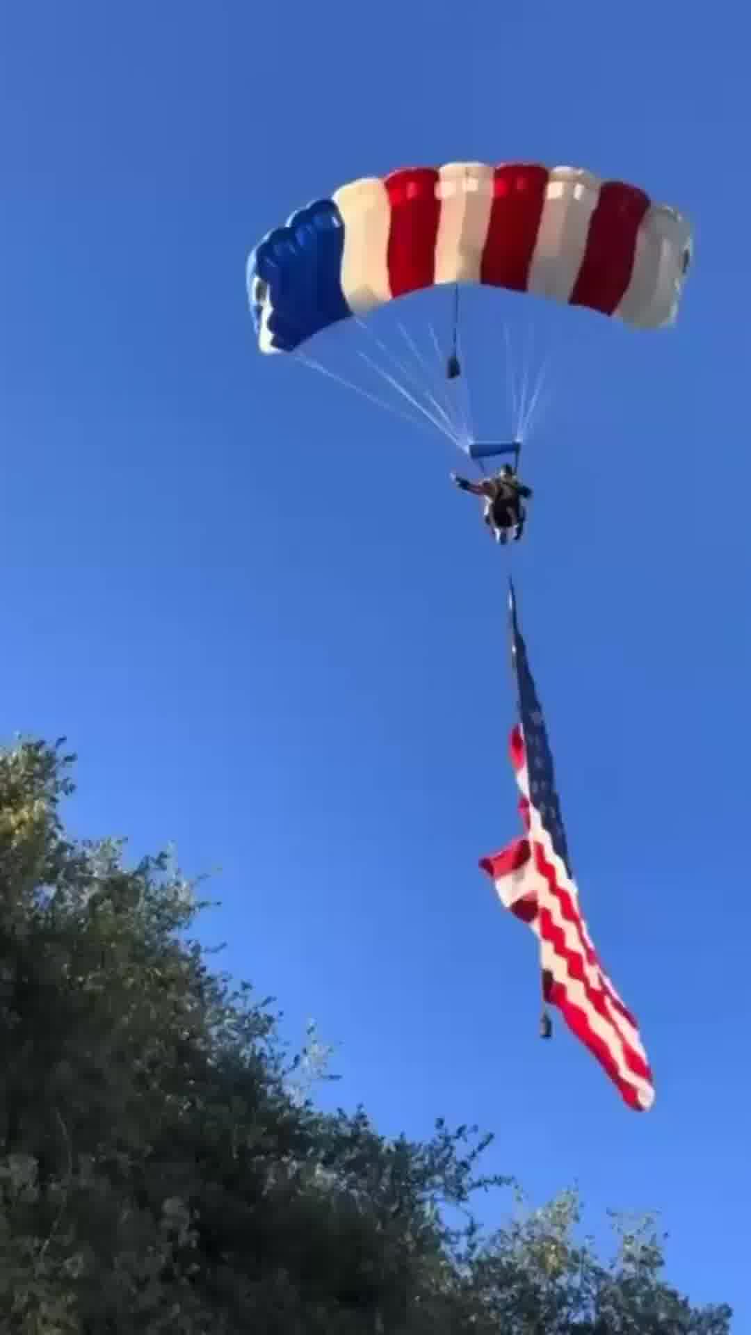 ארה״ב: צנחן התרסק על הדוכנים בחגיגות יום העצמאות