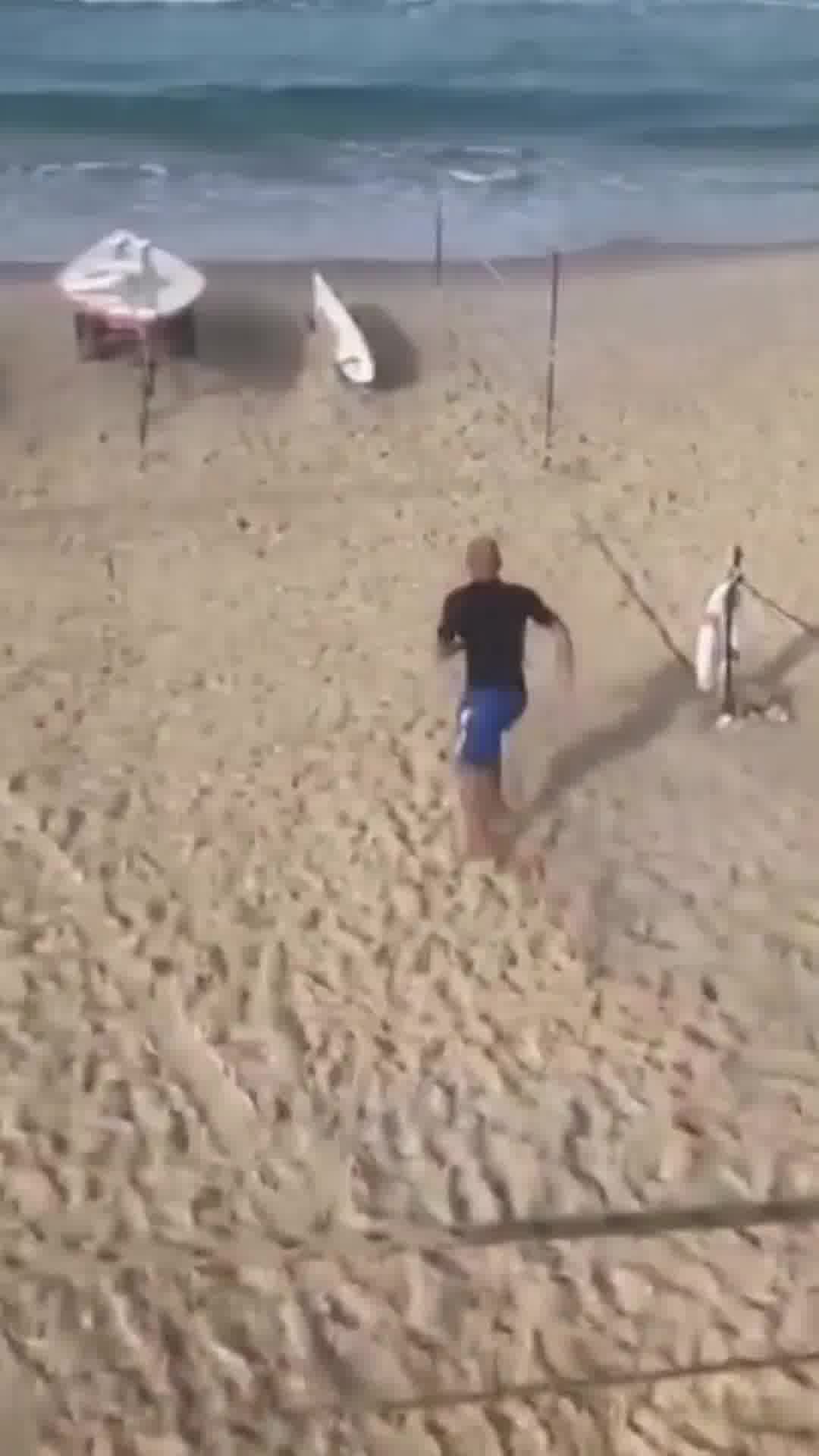 המציל מזנק מסוכת ההצלה ורץ אל הים הסוער: תיעוד נוסף מחילוץ המתרחצים בחיפה