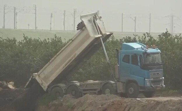 המשאיות של אשר מילול שופכות פסולת באתרים המשאיות של אשר מילול שופכות פסולת באתרים