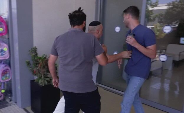 אשר מילול תוקף את עמרי מניב אשר מילול תוקף את עמרי מניב