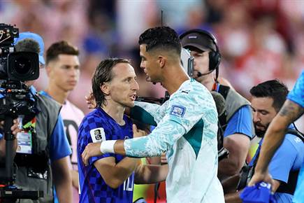רונאלדו מחבק את מודריץ`. משחק שייזכר (Buda Mendes/Getty Images) רונאלדו מחבק את מודריץ`. משחק שייזכר (Buda Mendes/Getty Images)