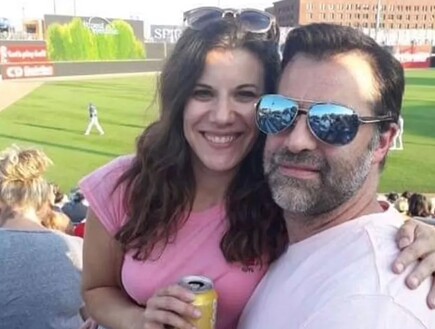 שידלה שחקני הוקי בני 15 למגע מיני - בזמן שהיא במלון עם בעלה


