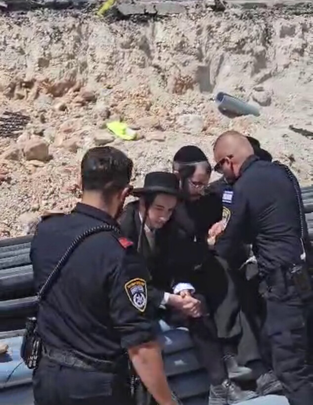 חרדים מוחים באתרי בניית הרכבת הקלה בירושלים חרדים מוחים באתרי בניית הרכבת הקלה בירושלים