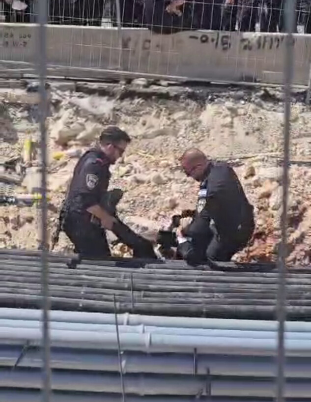 חרדים מוחים באתרי בניית הרכבת הקלה בירושלים חרדים מוחים באתרי בניית הרכבת הקלה בירושלים