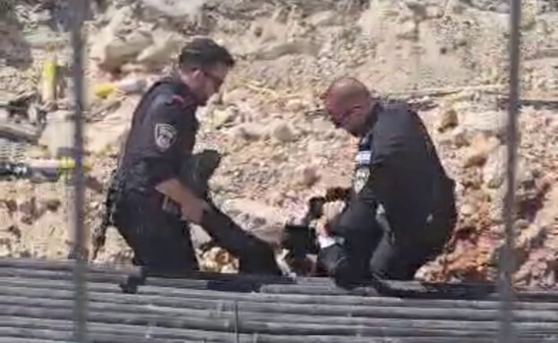 חרדים מוחים באתרי בניית הרכבת הקלה בירושלים (צילום: יהוידע בן ציון)