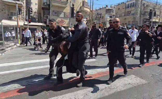 חרדים מוחים באתרי בניית הרכבת הקלה בירושלים חרדים מוחים באתרי בניית הרכבת הקלה בירושלים