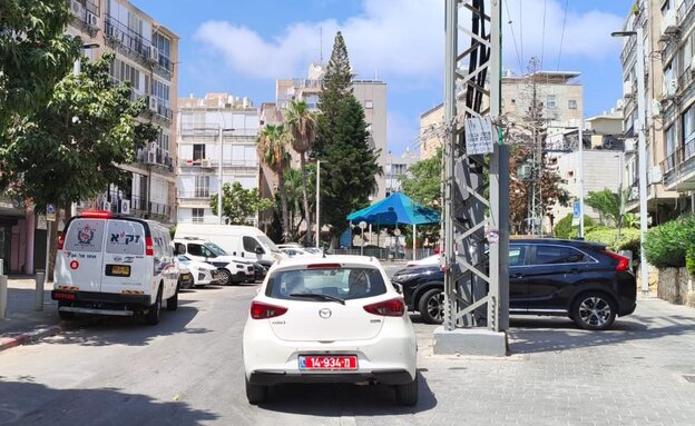 הזירה בבת בים (צילום: דוברות המשטרה)
