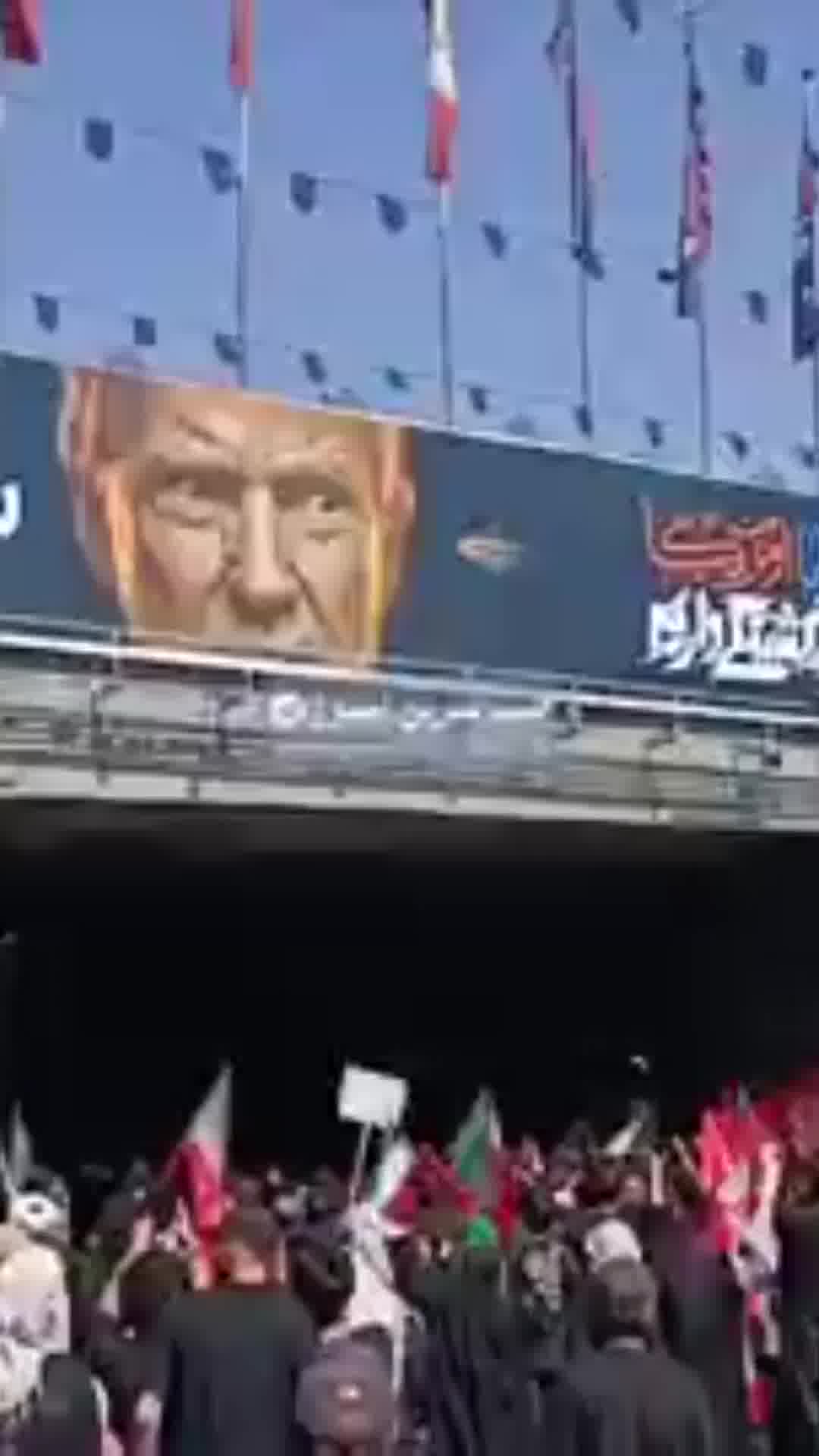 אבנים הושלכו לעבר תמונתו של טראמפ בהלוויית ח'אמנאי 