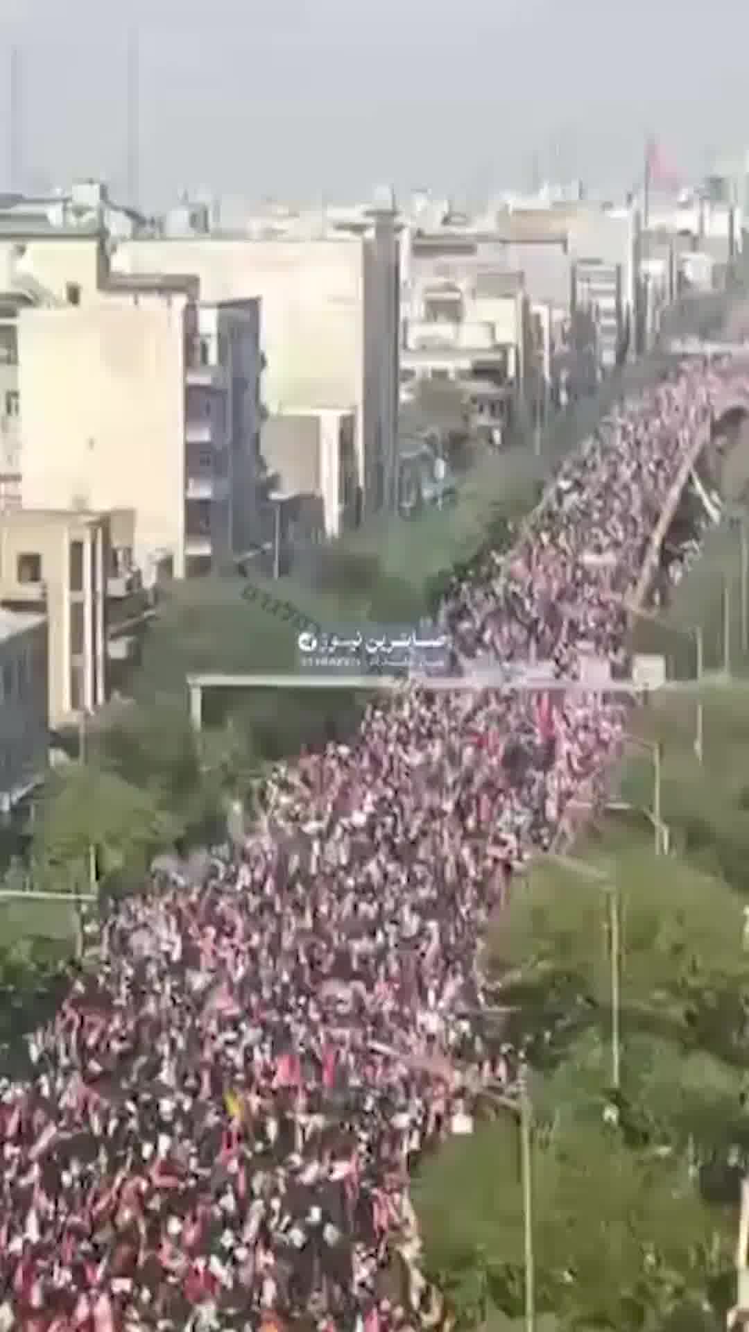 צפיפות מסוכנת ברחובות טהראן בהלווית ח'אמנאי: תחנות רכבת קרסו מהעומס - והארון יוטס מעל ההמונים