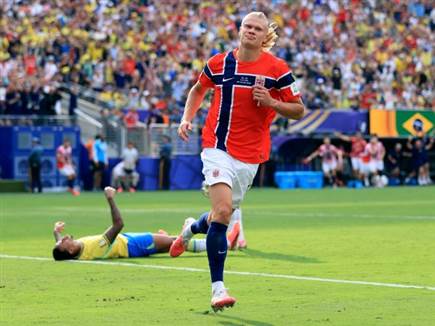 (Photo by Simon Stacpoole/Offside/Offside via Getty Images) (Photo by Simon Stacpoole/Offside/Offside via Getty Images)