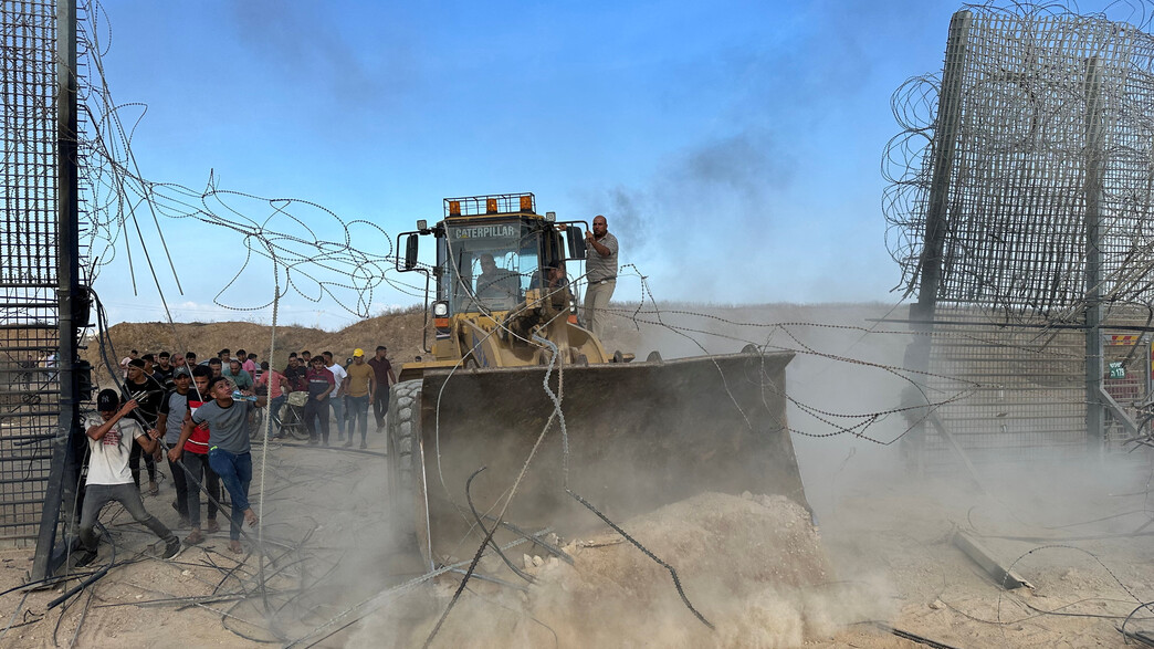 מחבלים פורצים את גדר הגבול בטבח ה-7.10 מחבלים פורצים את גדר הגבול בטבח ה-7.10