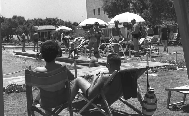 האורחים בבריכת מלון בית דולפין, 1954 האורחים בבריכת מלון בית דולפין, 1954