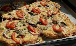 פיצה משפחתית מחלה (צילום: יעל קצב, mako אוכל)