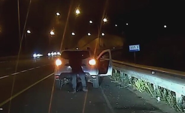 החשוד, רגע לאחר התאונה מצית את רכבו החשוד, רגע לאחר התאונה מצית את רכבו