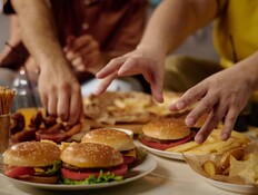 המבורגר ביתי (צילום: AnnaStills
, shutterstock)