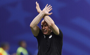 מאמן נבחרת מצרים מנסה לעצור את המשחק (צילום: getty images)