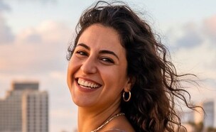 צעירה בחוף הים בתל אביב (AI: mako)