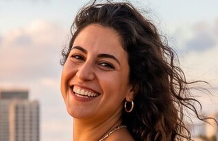 צעירה בחוף הים בתל אביב (AI: mako)