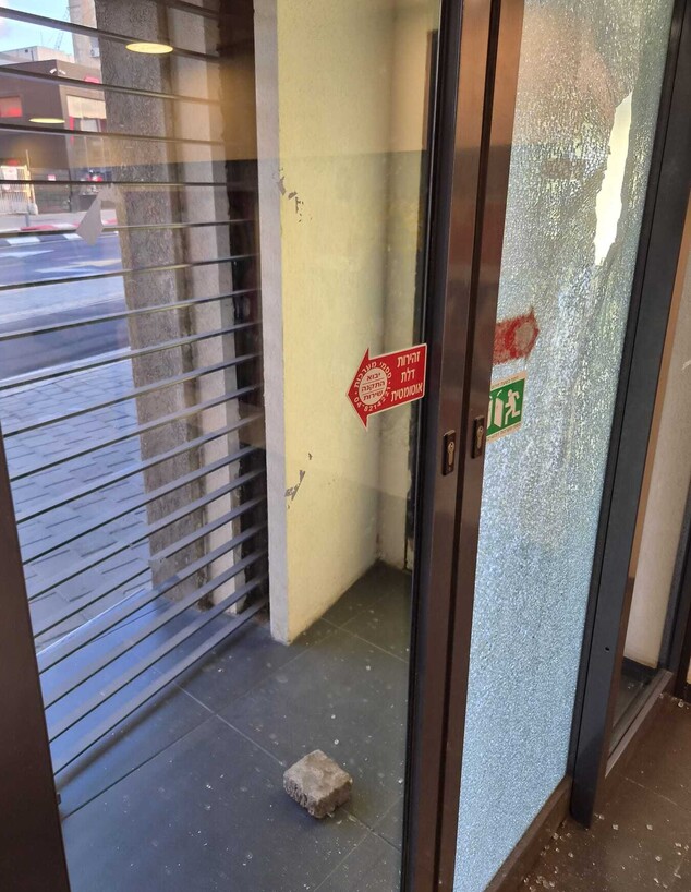רעול פנים ניפץ את דלת משרדי "הארץ" בתל אביב רעול פנים ניפץ את דלת משרדי "הארץ" בתל אביב