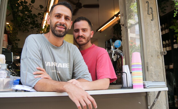 בר ג'נאח עם בן זוגו, עומר אייזנברג, מנהלי "בר קפה" ברמת גן בר ג'נאח עם בן זוגו, עומר אייזנברג, מנהלי "בר קפה" ברמת גן