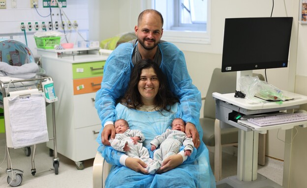 ליאור ואביב צוקר עם התאומות בפגייה של רמב"ם (צילום: הקריה הרפואית רמב"ם) ליאור ואביב צוקר עם התאומות בפגייה של רמב"ם (צילום: הקריה הרפואית רמב"ם)