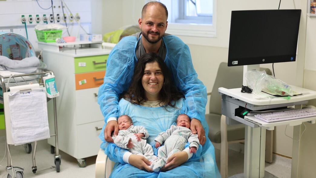 ליאור ואביב צוקר עם התאומות בפגייה של רמב"ם ליאור ואביב צוקר עם התאומות בפגייה של רמב"ם