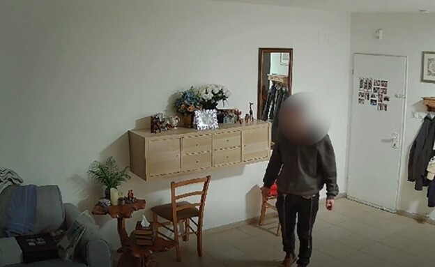 גבר פרץ לבית שכניו, לבש בגדי אישה ועינג את עצמו