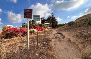 שלטים גבעת נפוליאון  (צילום: דניאל ארזי)