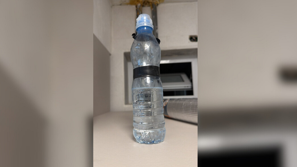הבקבוק עם מדלל הצבע הבקבוק עם מדלל הצבע