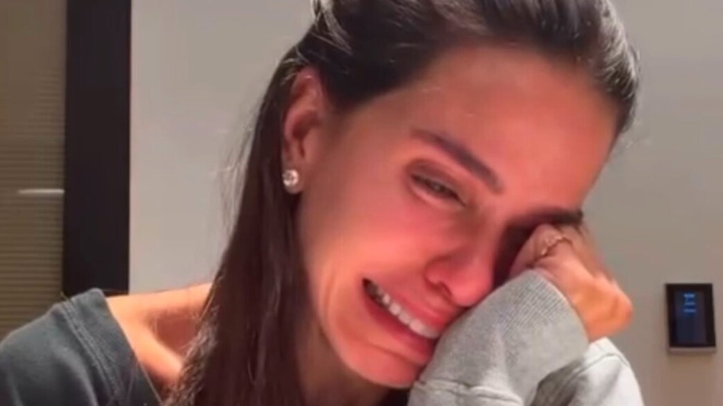 מיכל הקטנה מתפרקת בדמעות מיכל הקטנה מתפרקת בדמעות