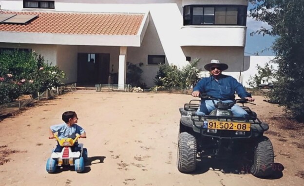 אורי שרון עם סבו אריק אורי שרון עם סבו אריק